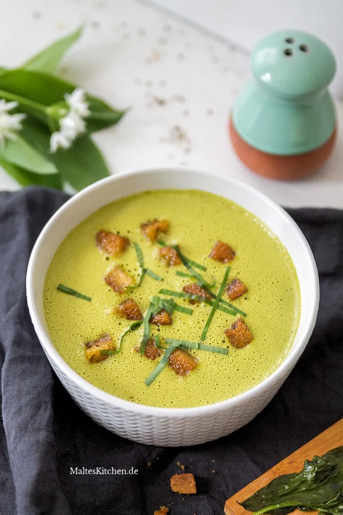 Cremige Bärlauchsuppe, garniert mit knusprigen Bärlauch-Croûtons und frischen Bärlauchblättern