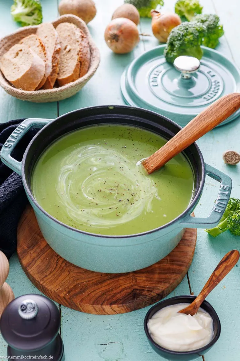 Cremige Brokkolisuppe mit einem Klecks Crème fraîche