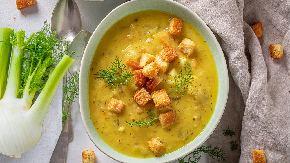 Cremige Fenchelsuppe mit Karotten und Kartoffeln, garniert mit Croutons, eine gesunde Diät-Option.