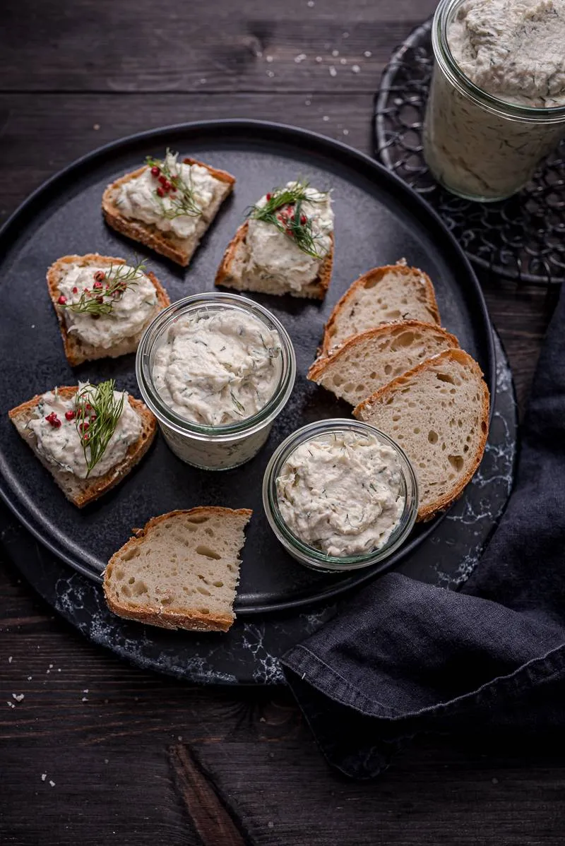 Cremige Forellencrème auf geröstetem Brot mit Dill garniert