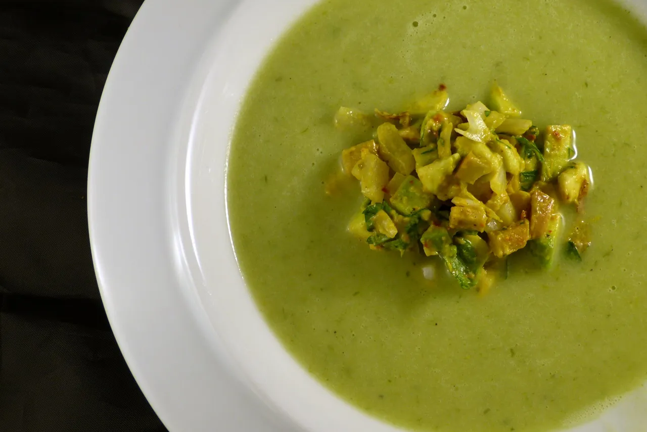 Cremige Frühlingszwiebel-Vichyssoise mit Avocado-Tatar, angereichert durch den knusprigen Avocadokern für ein besonderes Geschmackserlebnis beim Essen mit Gemüse.