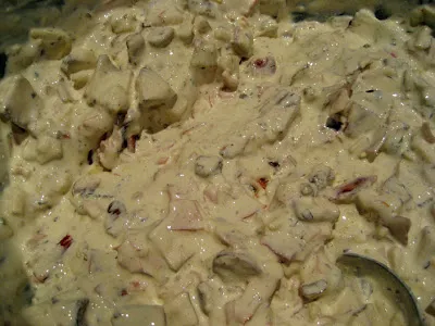 Cremige Füllung für Pizza Brötchen, bestehend aus Schmand, Schinken, Salami, Pilzen und Gewürzen