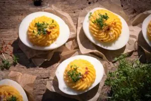 Cremige gefüllte russische Eier auf einer Platte, bereit zum Servieren