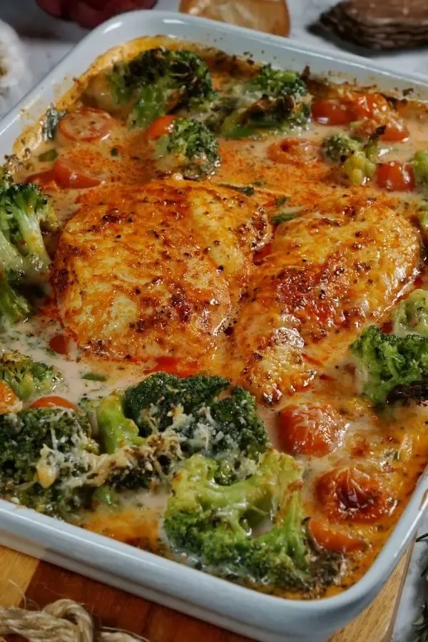 Cremige Hähnchenbrust mit Brokkoli aus dem Ofen in einer Auflaufform, perfekt für schnelle gerichte mit huhn.
