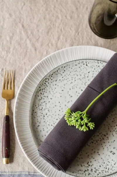 Cremige Kapernsauce wird zubereitet