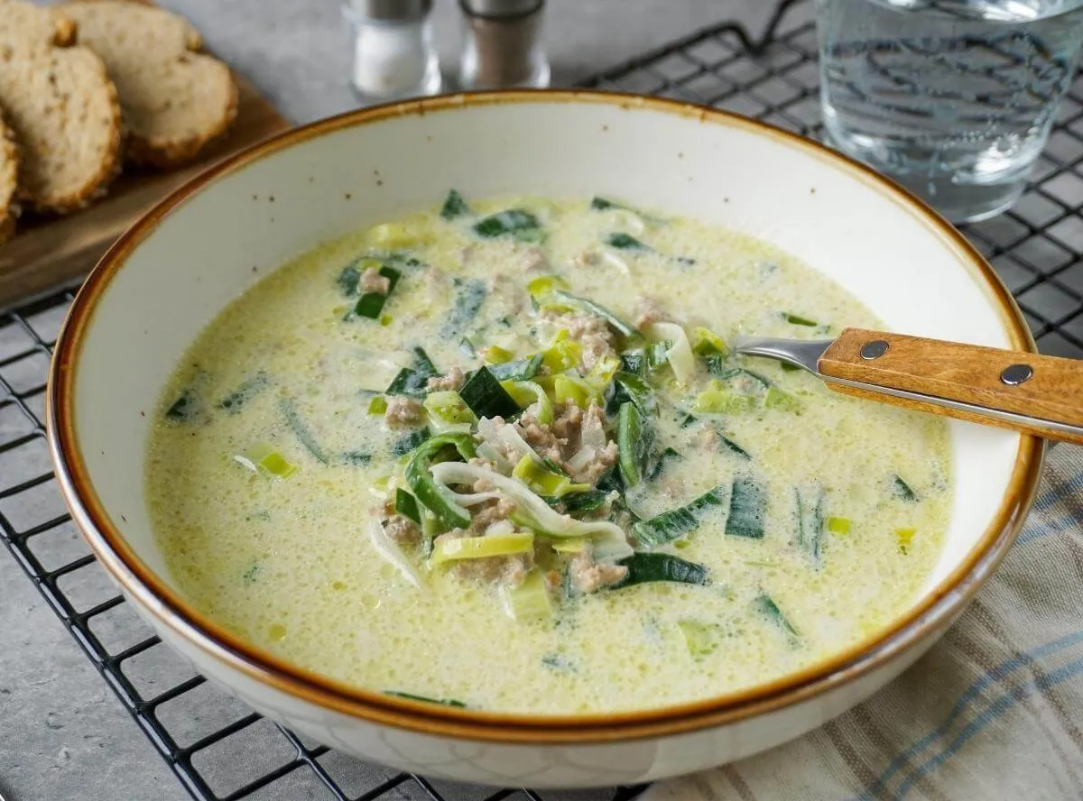 Cremige Käse-Lauch-Suppe mit Hackfleisch, ein deftiges Käsegericht