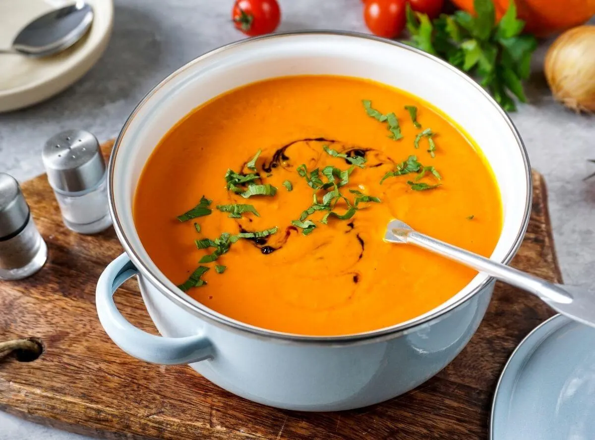 Cremige Kürbis-Tomaten-Suppe in einer Schale