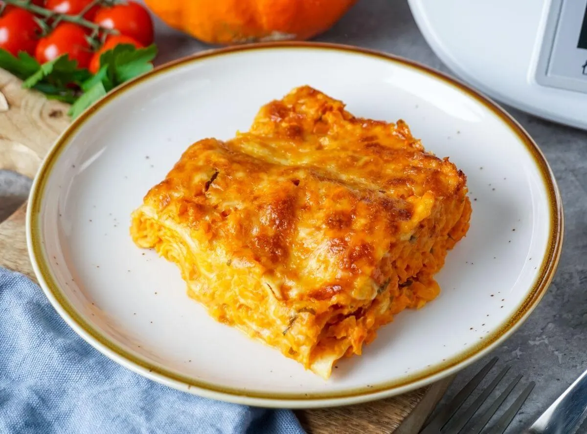 Cremige Kürbislasagne, zubereitet im Thermomix, in einer Auflaufform.