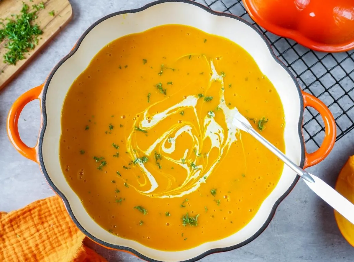 Cremige Kürbissuppe, ein wärmendes und gesundes vegetarisches Familienrezept für den Herbst