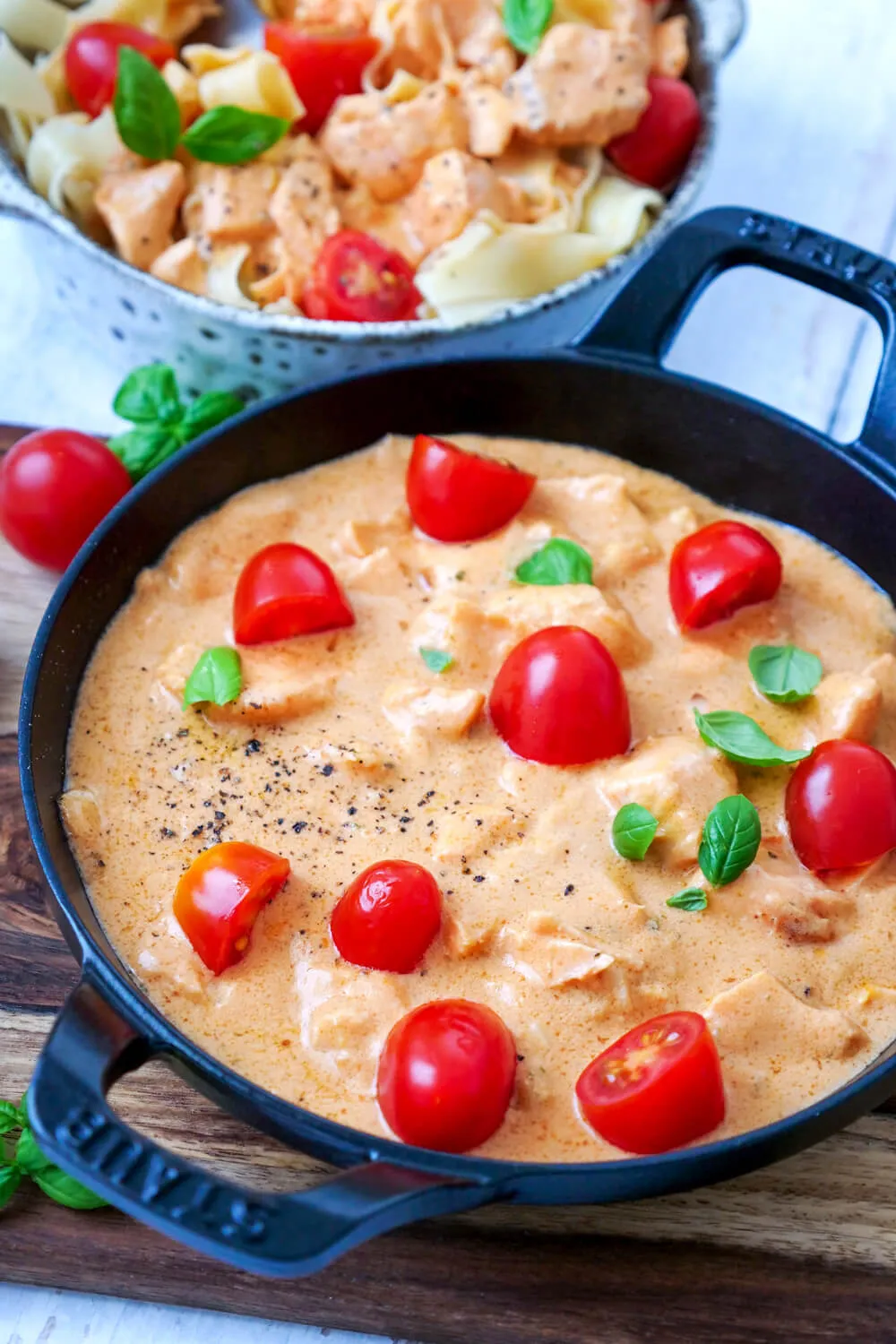 Cremige Lachs-Sahne-Sauce mit Tomaten in der Pfanne