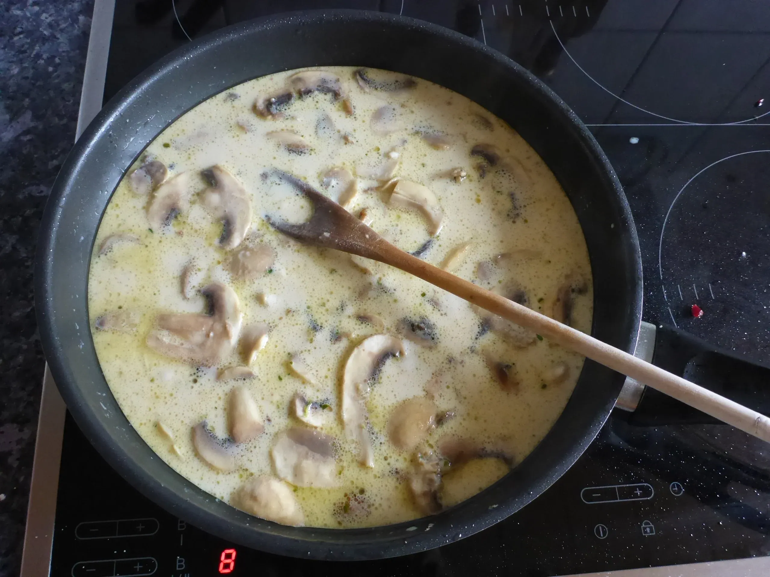 Cremige Lauch-Champignon-Sauce mit gebratenem Speck für die Schnitzelpfanne