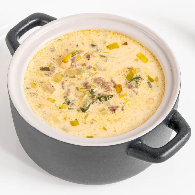 Cremige Low Carb Käse-Lauch-Suppe mit Hackfleisch, ein deutscher Klassiker