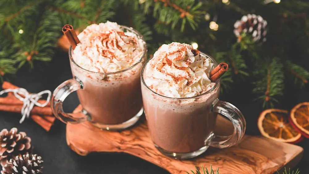 Cremige Lumumba, auch bekannt als Tote Tante, mit Schlagsahne und Schokostreuseln in einem Glas
