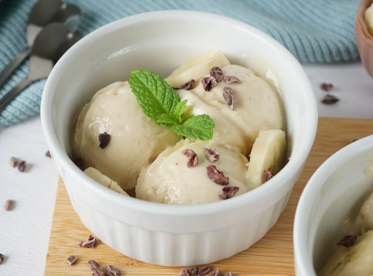 Cremige Nice Cream, selbstgemachtes Bananeneis, garniert mit Beeren.