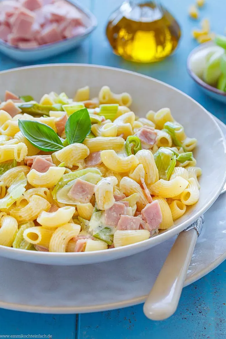 Cremige Nudeln mit Schinken-Sahne-Soße, ein beliebtes deutsches Familienrezept.