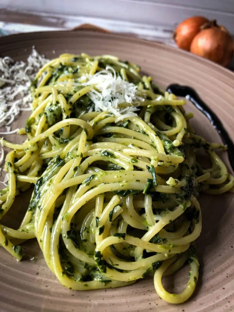 Cremige One Pot Spinat Pasta mit Pecorino garniert in einer Schüssel