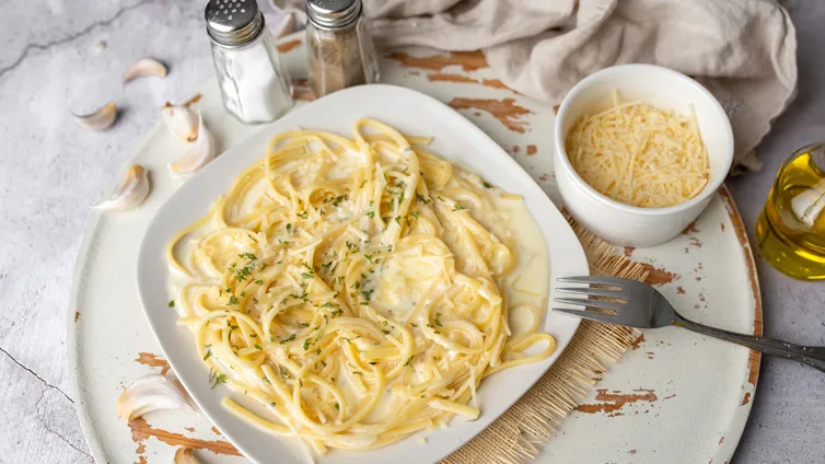 Cremige Pasta Alfredo mit frischen Fettuccine und reichlich Parmesan