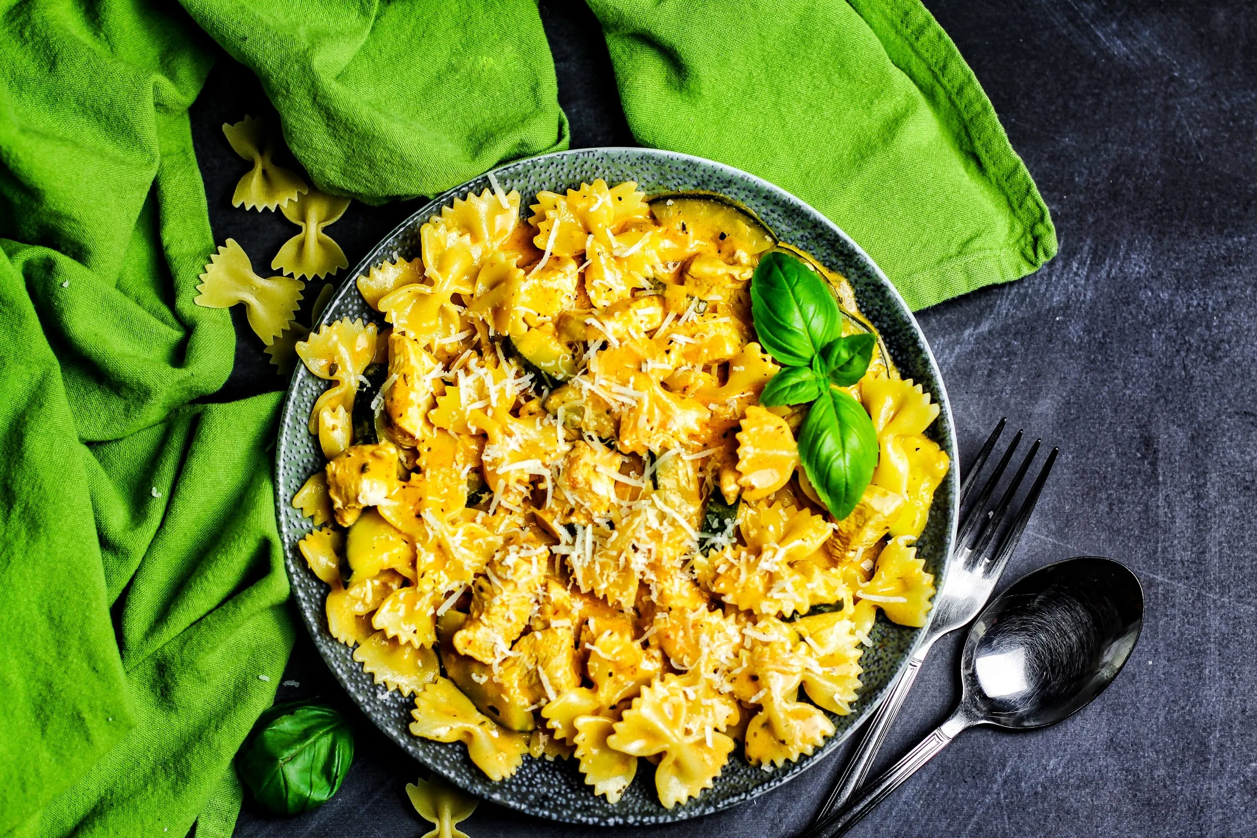 Cremige Pasta mit Hähnchen und Zucchini, ein schnelles Pasta Rezept mit Fleisch