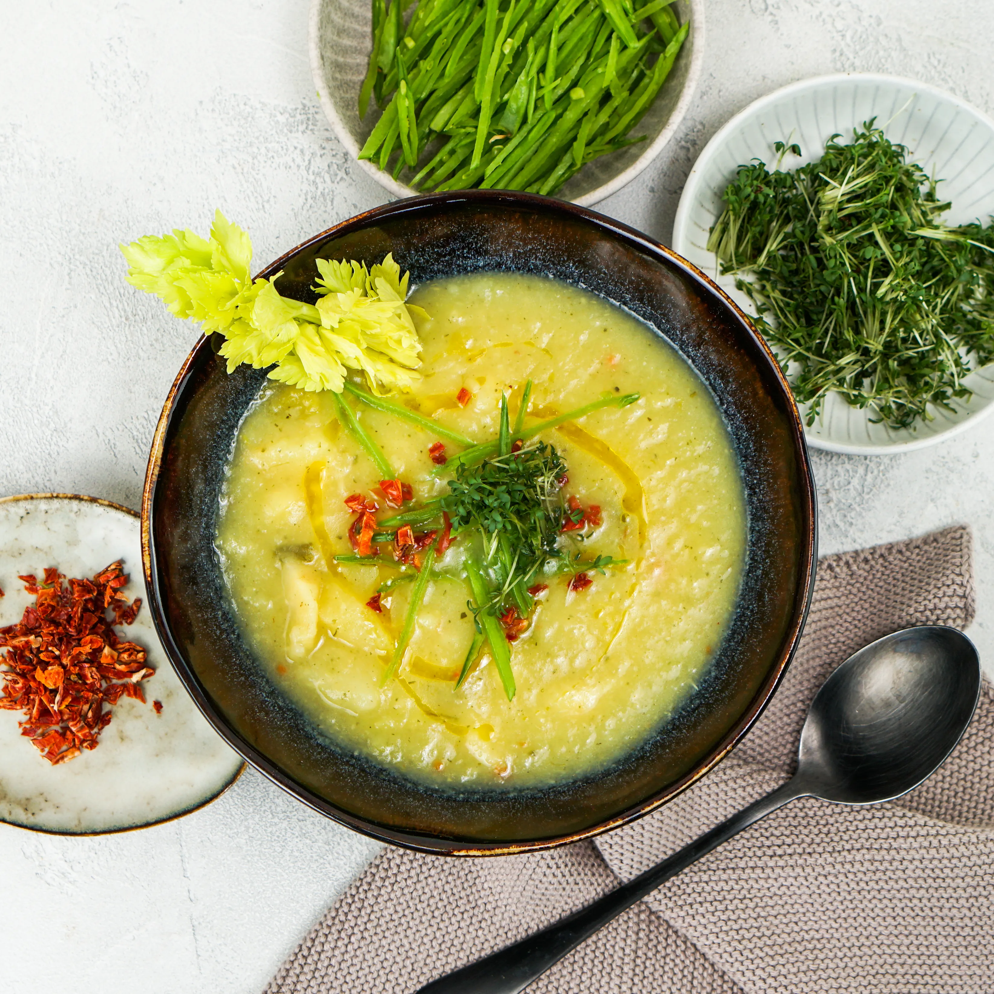 Cremige Pastinaken-Sellerie-Suppe, ein nahrhaftes Basenfasten Rezept für die ganze Familie