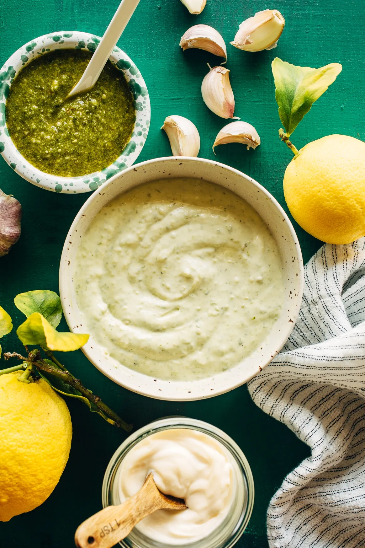 Cremige Pesto Aioli in einer Schale, garniert mit frischem Basilikum und Pinienkernen für ein köstliches Pesto Rezept