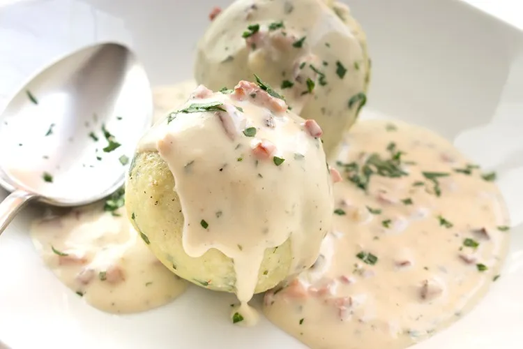 Cremige saarländische Speckrahmsauce, ideal zu Knödeln