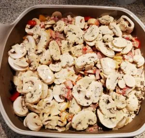 Cremige Sahne-Schmand-Soße mit Knoblauch und Gewürzen