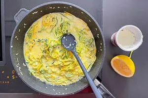 Cremige Sauce für Zoodles in der Pfanne