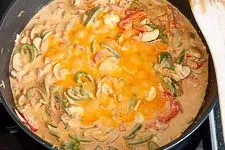 Cremige Soße mit Gewürzgurken und Gemüse in der Pfanne