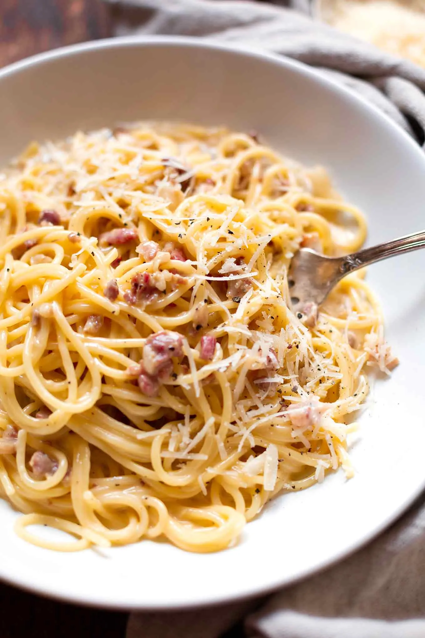 Cremige Spaghetti Carbonara auf einem Teller, perfekt für ein schnelles Abendessen.