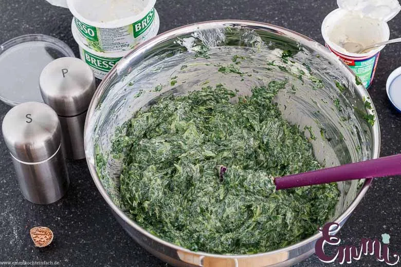 Cremige Spinat-Frischkäse-Füllung in einer Schüssel, bereit zum Befüllen der Cannelloni.
