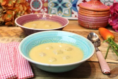 Cremige Spitzkohlsuppe mit Happy Carb Fleischbällchen – eine wohltuende und wärmende Low-Carb-Mahlzeit