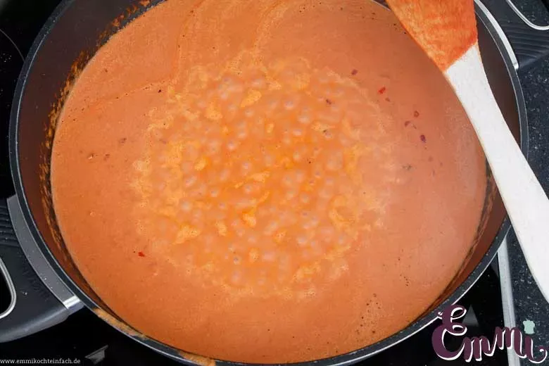 Cremige Tomaten-Sahne-Soße mit frischem Parmesan, Basis für köstliche Gerichte mit Mozzarella.