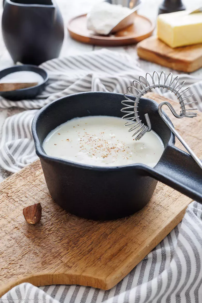 Cremige und glänzende Béchamelsauce, perfekt zubereitet für ein authentisches Rezept