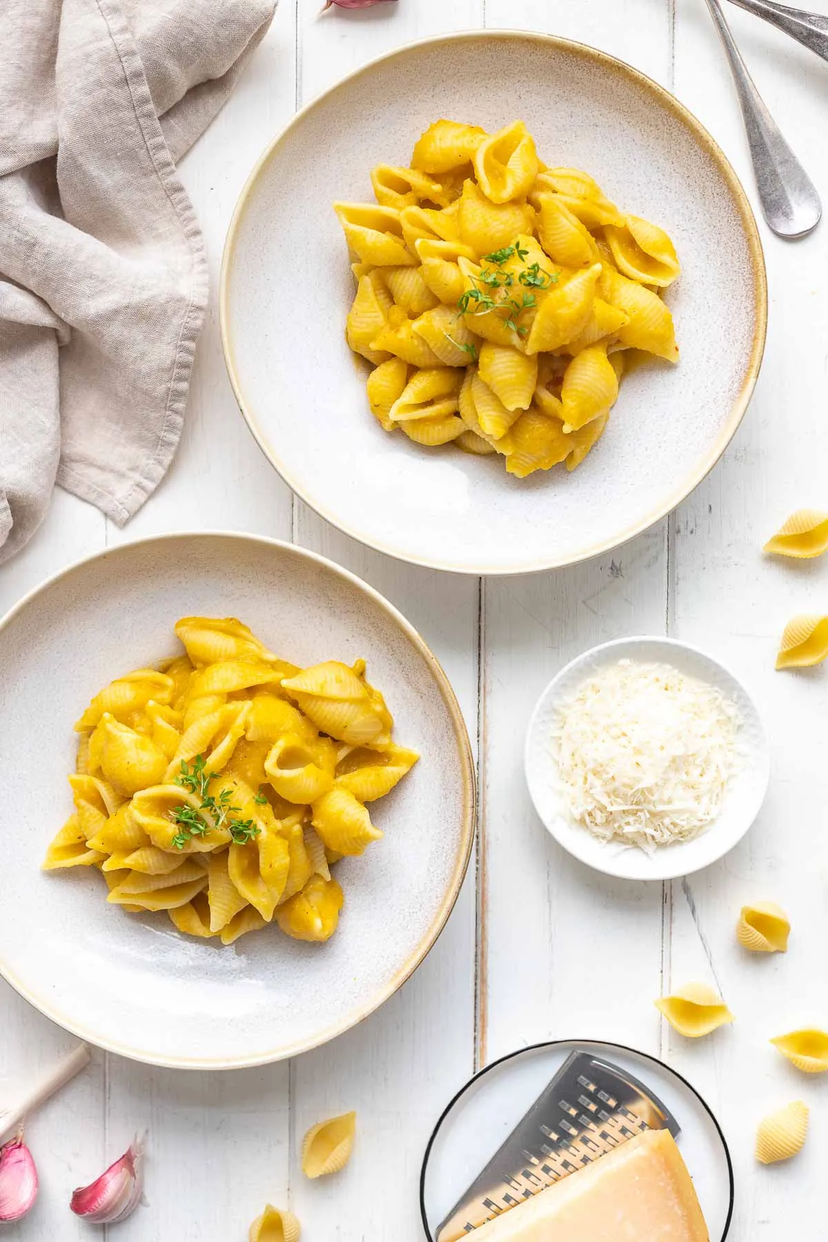Cremige vegane Butternut Kürbis Pasta mit Ras el Hanout, angerichtet in einem Teller