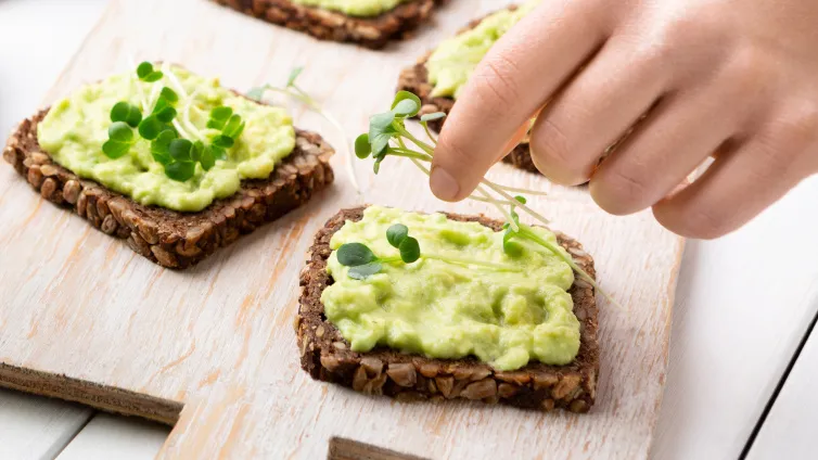 Cremiger Avocado-Aufstrich mit Kresse in einer Schüssel