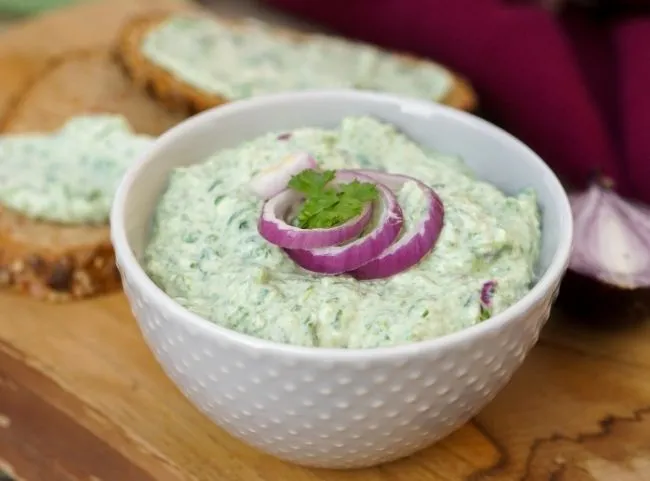 Cremiger Bärlauch-Feta-Dip, garniert mit frischem Bärlauch, in einer kleinen Schale.