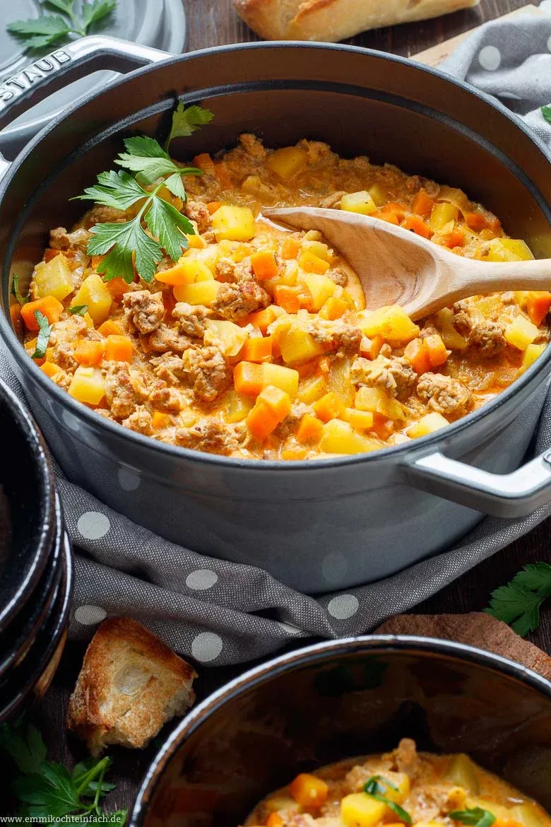 Cremiger Bauerntopf mit Hackfleisch und Gemüse, servierfertig