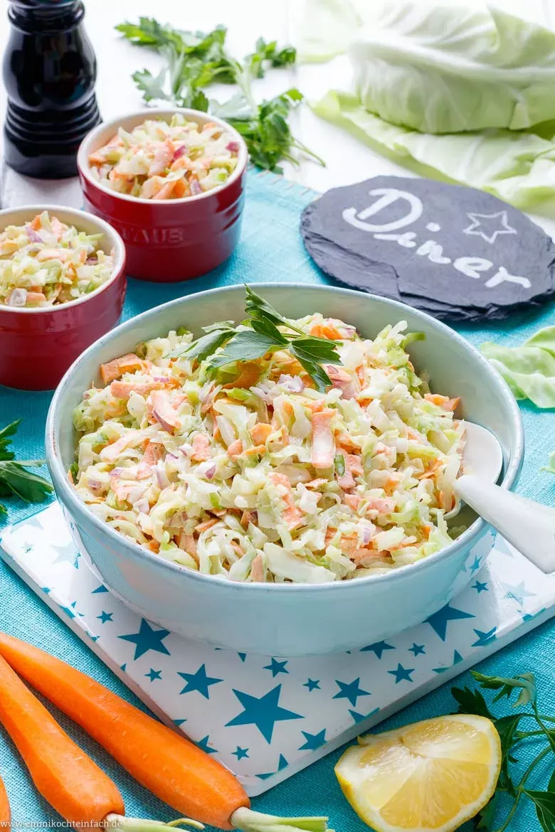 Cremiger Coleslaw Salat mit frischen Zutaten