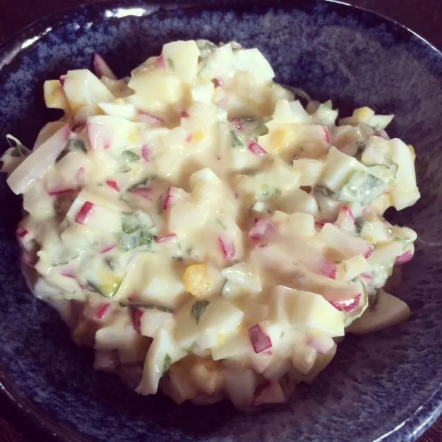 Cremiger Eiersalat mit Radieschen und frischen Kräutern, angerichtet als Tatar