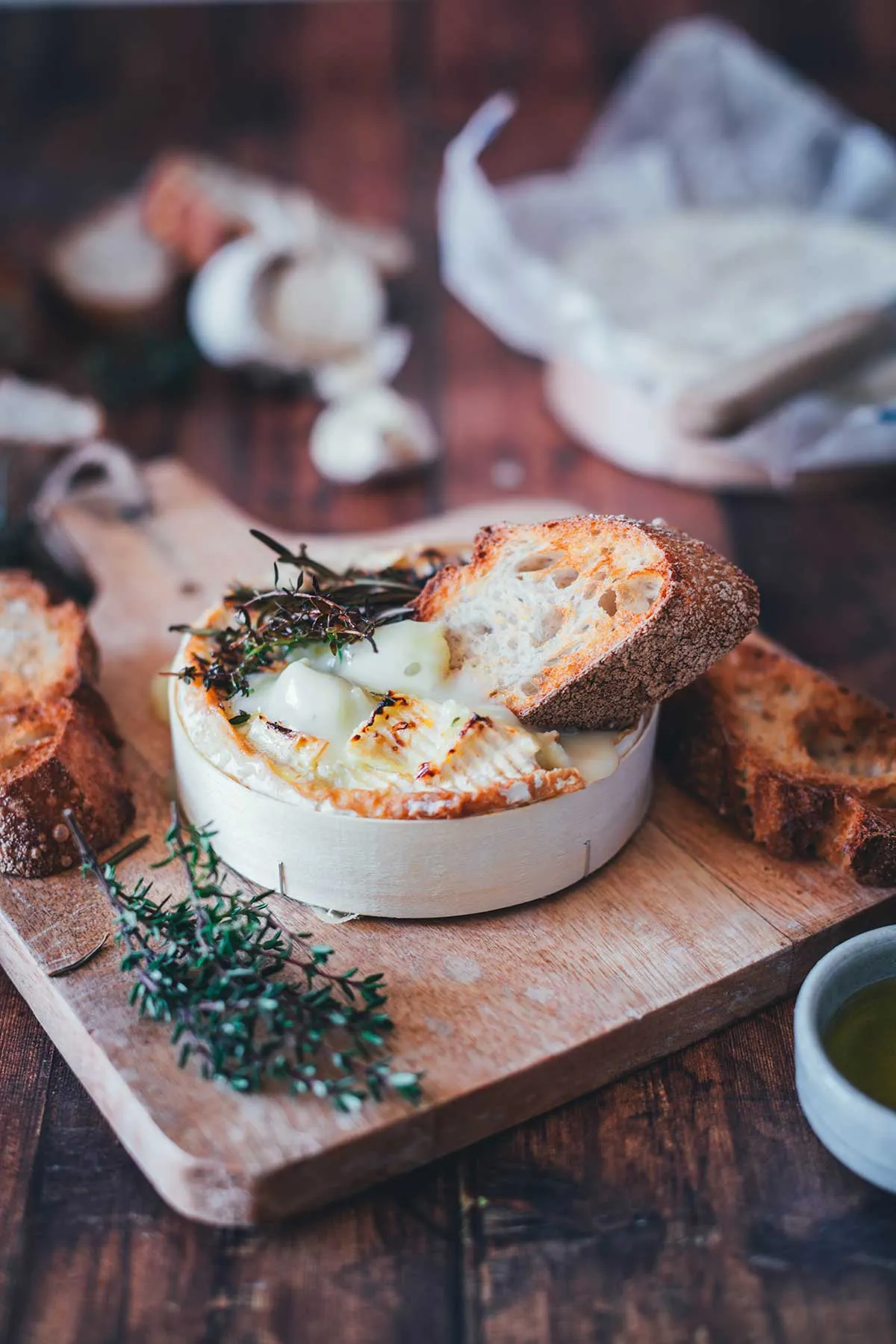 Cremiger gebackener Camembert aus der Heißluftfritteuse mit Kräutern und Knoblauch