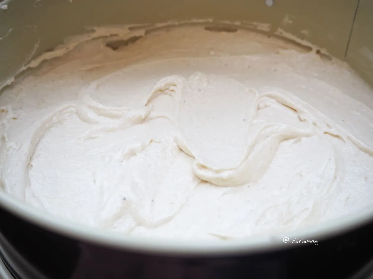 Cremiger, glatter Teig für den Biskuitboden in der Rührschüssel