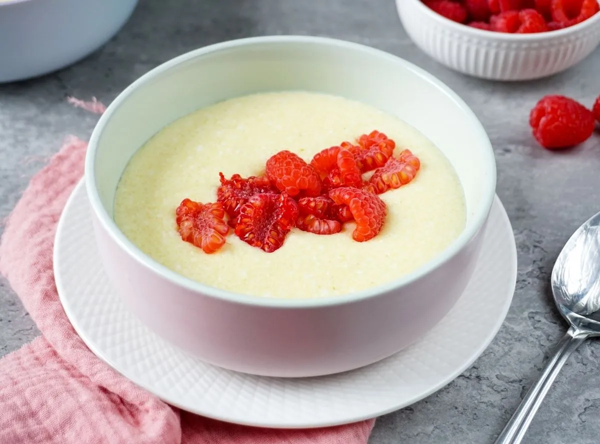 Cremiger Grießbrei, garniert mit frischen Beeren und einem Hauch Zimt, ein sanftes Gericht für Kleinkinder