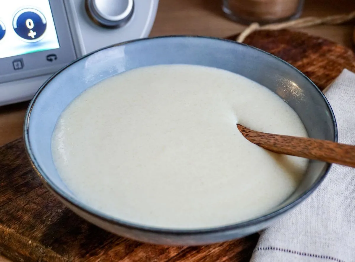 Cremiger Grießbrei, zubereitet im Thermomix, mit Zimt und Zucker.