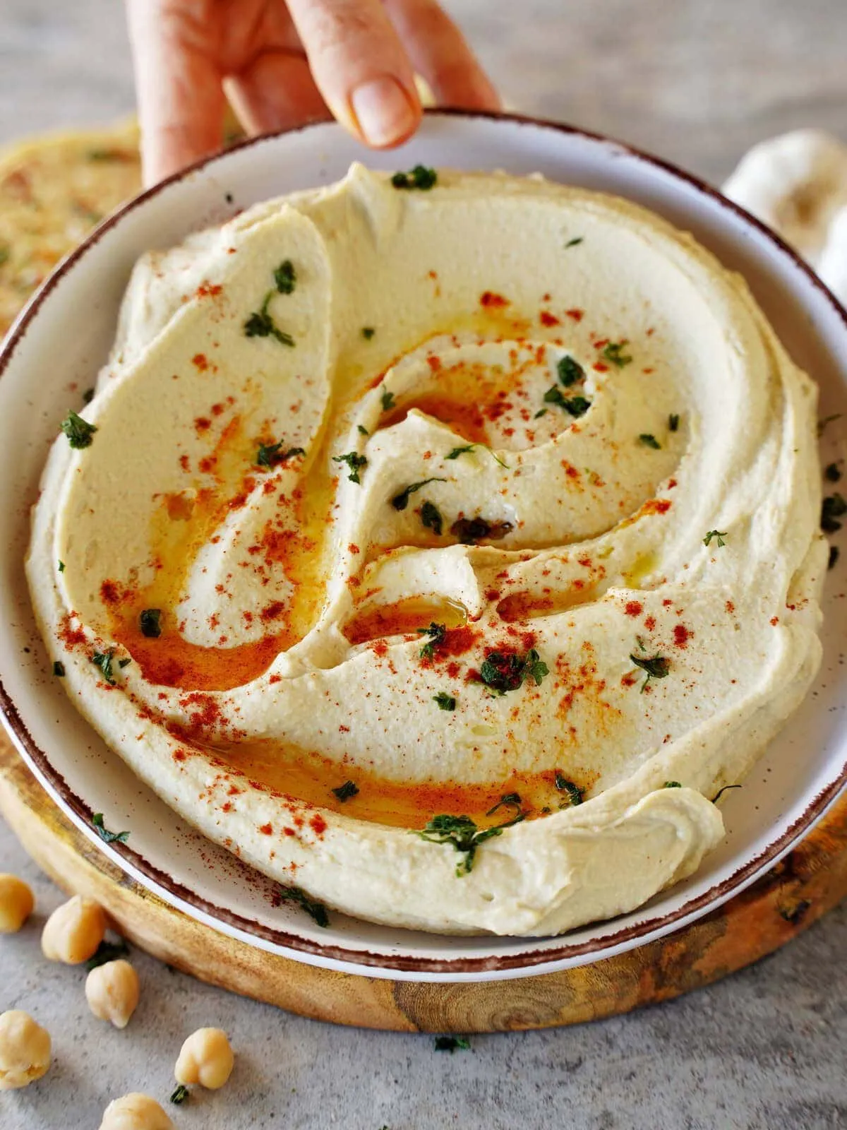 cremiger Hummus in Nahaufnahme, garniert mit Paprika und Olivenöl, bereit zum Genießen