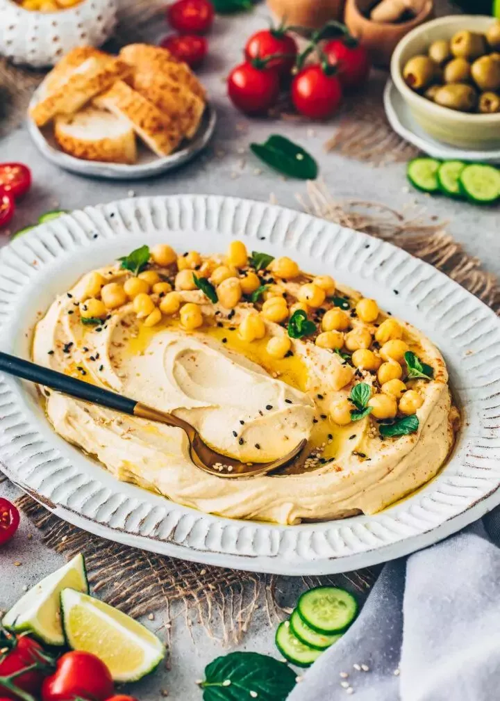 Cremiger Hummus mit Kichererbsen, Sesam und Minze