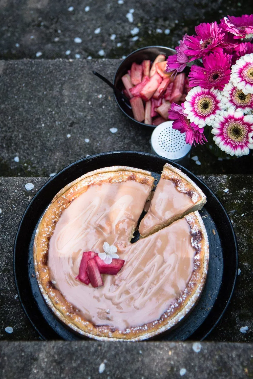 Cremiger Käsekuchen mit Rhabarbercurd als Geburtstagskuchen für Mama