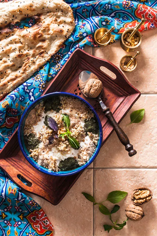 Cremiger Mast Moosir Joghurt in einer Schale, garniert mit Kräutern