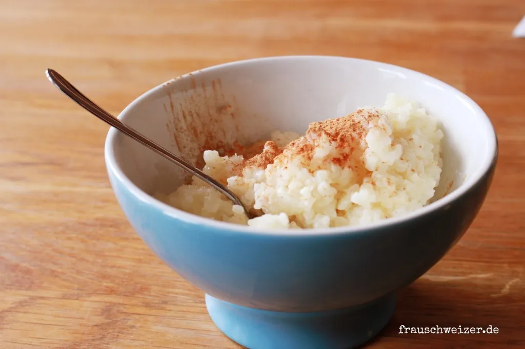 Cremiger Milchreis mit Zimt und Zucker als leckere schnelle Speise