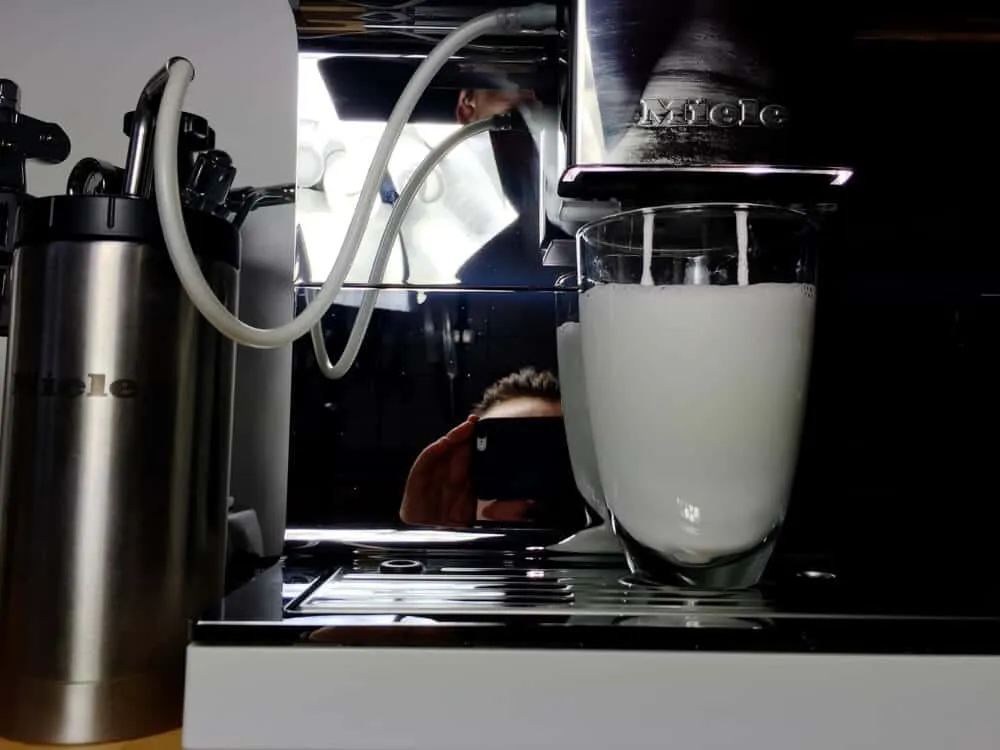 Cremiger Milchschaum des Miele CM 7550 Kaffeevollautomaten: Eine Analyse der Textur und Temperatur