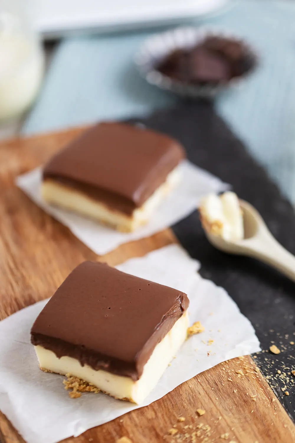 Cremiger Monte-Kuchen ohne Backen mit Vanille- und Schokoladenschichten